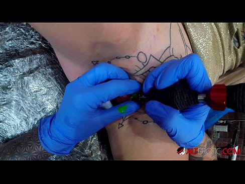 ❤️ Sully Savage, une chaudasse extrêmement tatouée, s'est fait tatouer le clitoris. ❤️❌ Vidéo de baise at fr.happytour.top ❌️❤